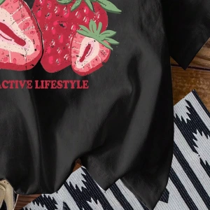 Loose Casual Strawberry English Logo Yuvarlak Yaka Kısa Kollu Tişört Kadınlar İçin,