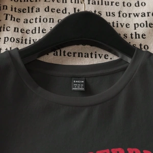 Loose Casual Strawberry English Logo Yuvarlak Yaka Kısa Kollu Tişört Kadınlar İçin,