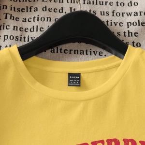 Loose Casual Strawberry English Logo Yuvarlak Yaka Kısa Kollu Tişört Kadınlar İçin,