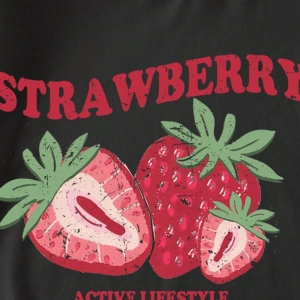 Loose Casual Strawberry English Logo Yuvarlak Yaka Kısa Kollu Tişört Kadınlar İçin,