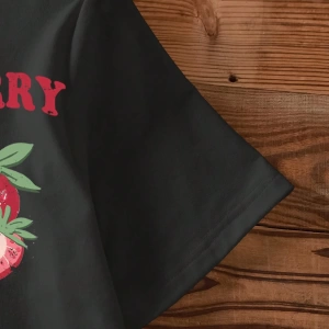 Loose Casual Strawberry English Logo Yuvarlak Yaka Kısa Kollu Tişört Kadınlar İçin,