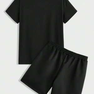 Manfinity Homme Casual College Style Tipografi Tişört ve Şort Takımı