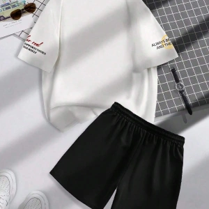 Manfinity Hypemode Erkek Günlük Mektup Baskılı Kısa Kollu Tişört ve Şort TakımıTişört ve Şort Takımı