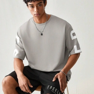 Manfinity UrbanChill Örme Rahat Baskılı Kısa Kollu ve Şort Takımı