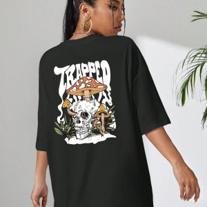 Mantar & Harf Grafikli Düşük Omuzlu Tişört