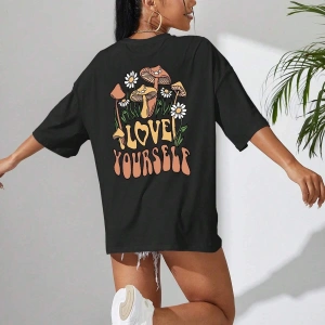 Mantar & Slogan Grafikli Düşük Omuzlu Tişört