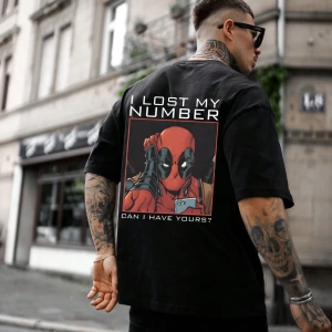 Marvel Erkek Minimalist Deadpool Telefon Baskılı Yuvarlak Yaka Kısa Kollu Siyah Tişört, Yaz