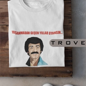 MAVİ Unısex Kadın Erkek Müslüm Gürses Yıllar Utansın %100 Pamuk Baskılı Siyah Beyaz T-shirt