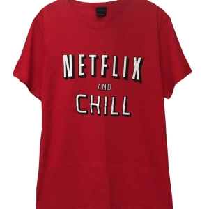 MAVİ Unisex Netflix And Chill Baskılı Kırmızı Tişört NTCH63251