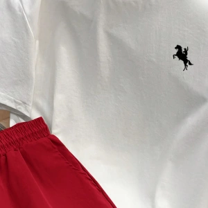 Moda Rahat At Sırtı Silüeti Baskılı Dar Omuz İnce Kesim Yuvarlak Yaka Beyaz K