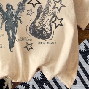 Müzik Festivali Rahat Bol Gitar Melek Grafik Yuvarlak Yaka Kısa Kollu Kadın Tişörtü,