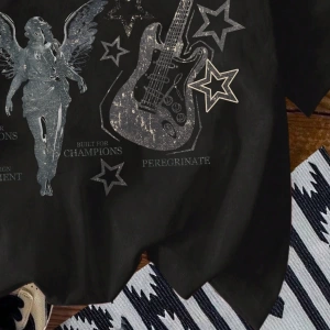 Müzik Festivali Rahat Bol Gitar Melek Grafik Yuvarlak Yaka Kısa Kollu Kadın Tişörtü,