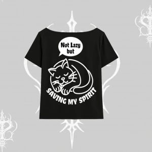 Not Lazy Saving My Spirit Kedi Baskılı Kayık Yaka Tshirt