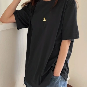 Ördek Nakışlı Damla Omuz Tişört