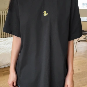 Ördek Nakışlı Damla Omuz Tişört