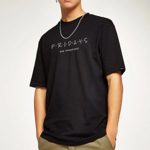 Oversize Fridays Baskılı Siyah Tshirt NRAGE77