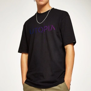 Oversize Utopia Baskılı Siyah Tshirt NRAGE159