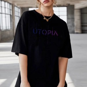 Oversize Utopia Baskılı Siyah Tshirt NRAGE159