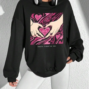 Qutie Kalpli ve Sloganlı Grafik Düşük Omuzlu Siyah