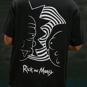 Rick and Morty X SHEIN Erkek Rahat Bol Örgü Figür Grafik Siyah Kısa Kollu Tişört
