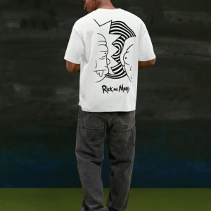 Rick and Morty X SHEIN Erkek Rahat Bol Örgü Figür Grafik Siyah Kısa Kollu Tişört