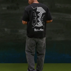 Rick and Morty X SHEIN Erkek Rahat Bol Örgü Figür Grafik Siyah Kısa Kollu Tişört