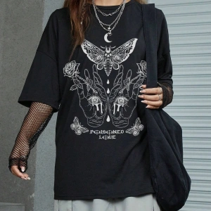 ROMWE Goth Kelebek & El Grafikli Düşük Omuz Tişört