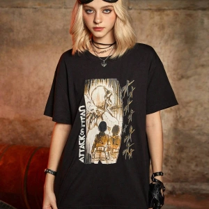 ROMWE X Attack on Titan Figür Grafikli Düşük Omuz Tişörtü