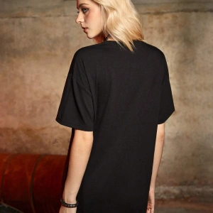 ROMWE X Attack on Titan Figür Grafikli Düşük Omuz Tişörtü