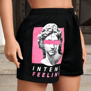 Sculpture & Letter Graphic Şort