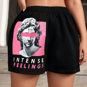 Sculpture & Letter Graphic Şort