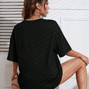 Şekil ve Harf Grafikli Düşük Omuzlu Tişört