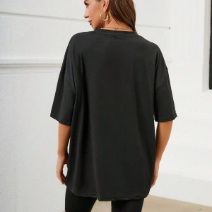 Şekil ve Harf Grafikli Düşük Omuzlu Tişört