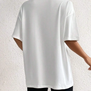 Şekil ve Harf Grafikli Düşük Omuzlu Tişört