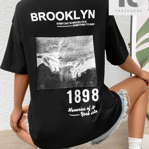 Şekil ve Slogan Grafikli Düşük Omuzlu Tişört