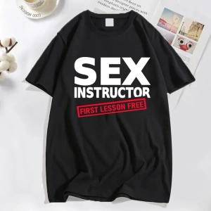 Seks eğitmen ilk ders ücretsiz T Shirt erkekler yetişkin Humour serin şaka T-shirt erkek komi 2859