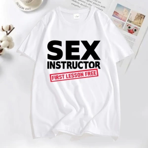 Seks eğitmen ilk ders ücretsiz T Shirt erkekler yetişkin Humour serin şaka T-shirt erkek komi 2859
