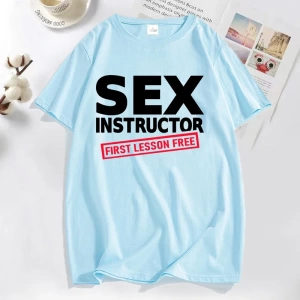 Seks eğitmen ilk ders ücretsiz T Shirt erkekler yetişkin Humour serin şaka T-shirt erkek komi 2859