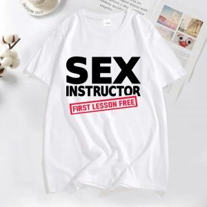 Seks eğitmen ilk ders ücretsiz T Shirt erkekler yetişkin Humour serin şaka T-shirt erkek komi 2859