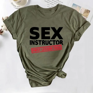 Seks eğitmen ilk ders ücretsiz T Shirt erkekler yetişkin Humour serin şaka T-shirt erkek komi 2859