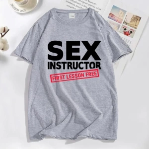 Seks eğitmen ilk ders ücretsiz T Shirt erkekler yetişkin Humour serin şaka T-shirt erkek komi 2859
