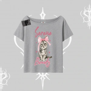 Serene Beauty Kedi Baskılı  Kayık Yaka Tshirt