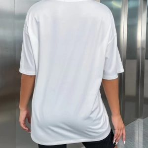 SHEIN MOOSTA Düşük Omuzlu Harfli Grafik Tişört Grafik Tişörtler Kadın Üstleri