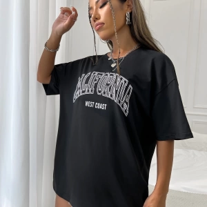 SHEIN MOOSTA Düşük Omuzlu Harfli Grafik Tişört Grafik Tişörtler Kadın Üstleri