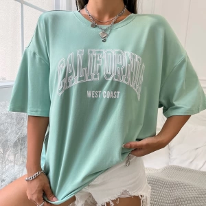 SHEIN MOOSTA Düşük Omuzlu Harfli Grafik Tişört Grafik Tişörtler Kadın Üstleri