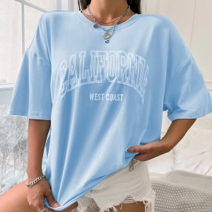 SHEIN MOOSTA Düşük Omuzlu Harfli Grafik Tişört Grafik Tişörtler Kadın Üstleri