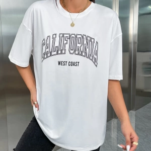 SHEIN MOOSTA Düşük Omuzlu Harfli Grafik Tişört Grafik Tişörtler Kadın Üstleri