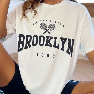 SHEIN MOOSTA Harfli Grafik Düşük Omuzlu Tişört Grafik Tişörtler Kadın Üstleri