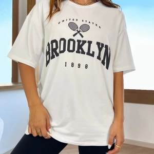 SHEIN MOOSTA Harfli Grafik Düşük Omuzlu Tişört Grafik Tişörtler Kadın Üstleri