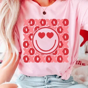 SHEIN MOOSTA Kadın Sevgililer Günü Sevimli Karikatür ve Mektup Baskılı Kısa Kollu Tişört